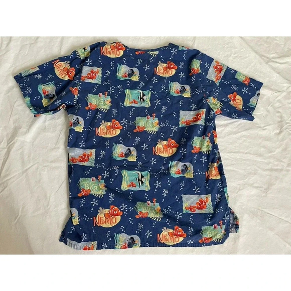 Disney Finding Nemo Womens Scrub Top Sz XS Medical Nurse Fish Pockets V Neck Vet - Picture 7 of 10